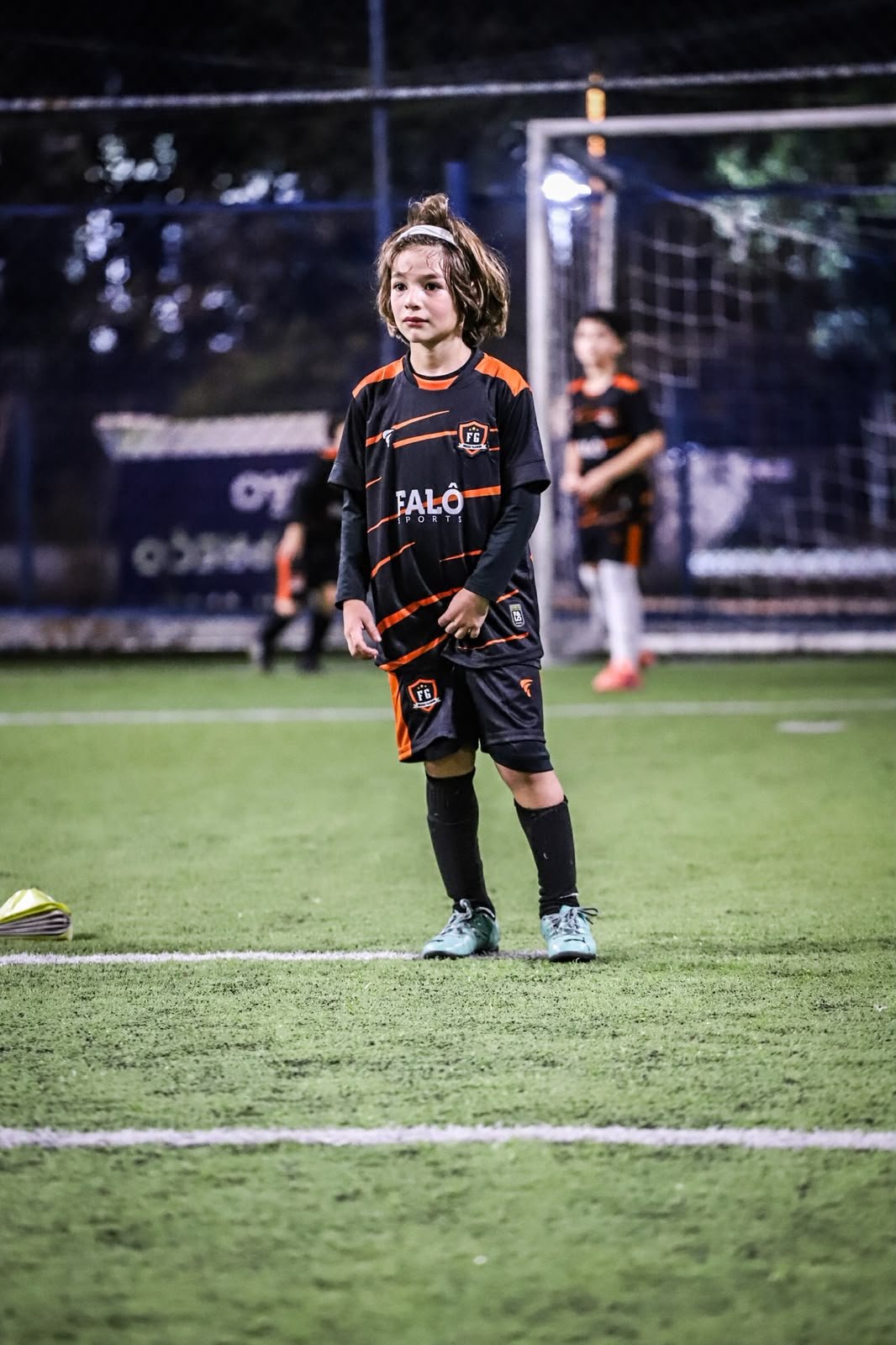 Atleta da FG Soccer Training concentrada durante treinamento noturno