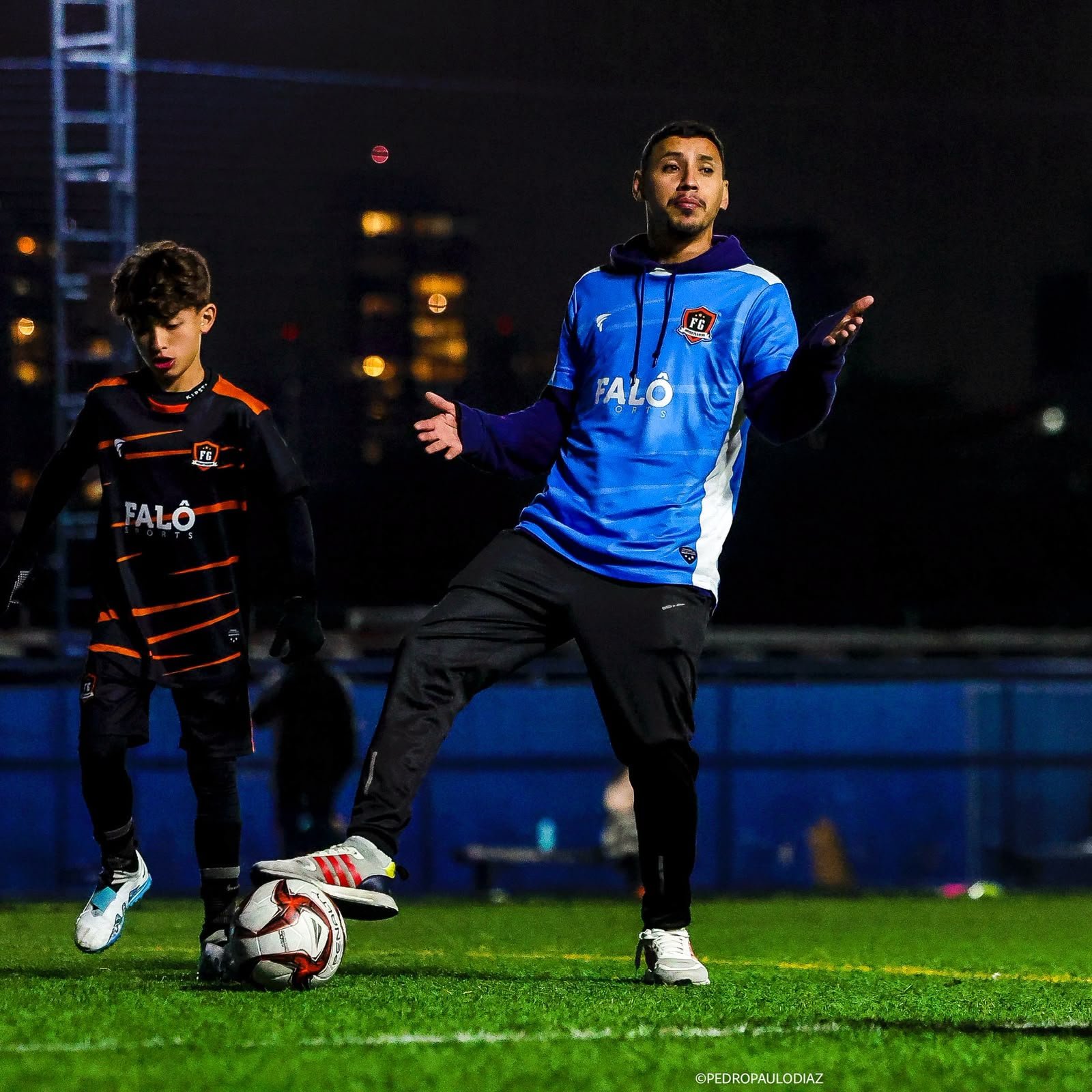 Treinador da FG Soccer Training corrigindo um atleta durante trabalho técnico com bola