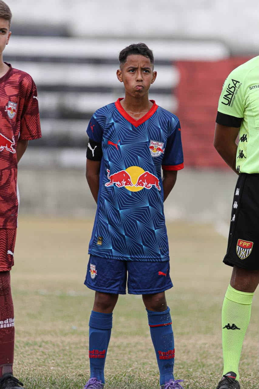 Yuri Godoi em movimento durante atividade de treino com a camisa da FG Soccer Training